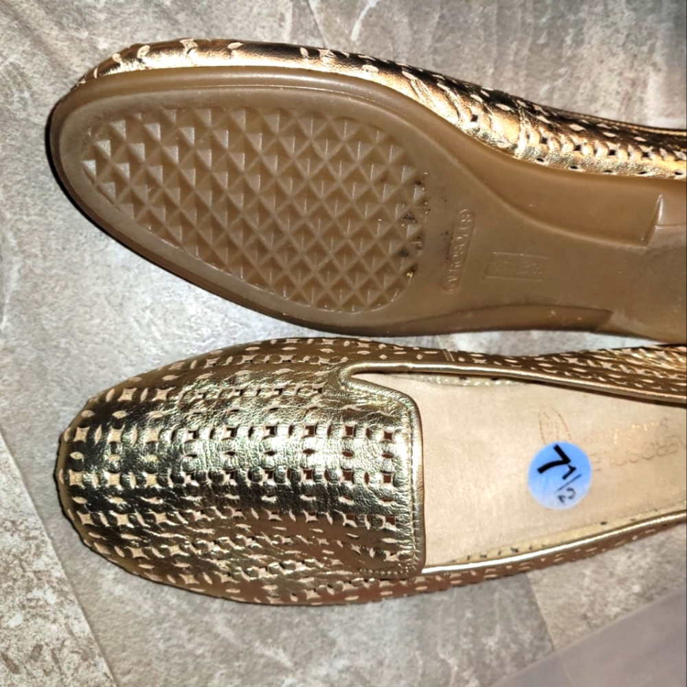AEROSOLES Gold Cut out flat in size 7.5
